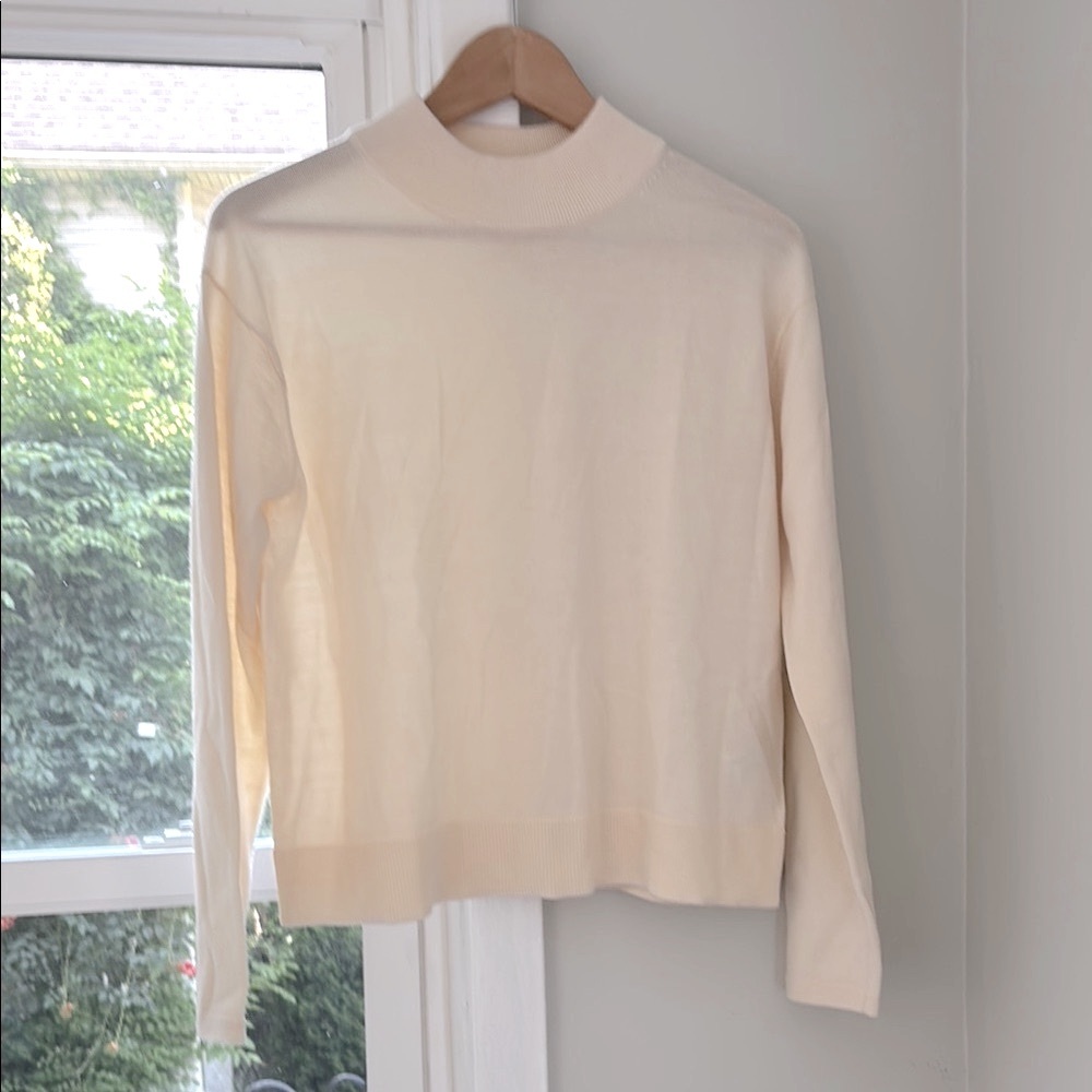 Banana Republic Off-White Lightweight Marino Wool Top - Never Worn